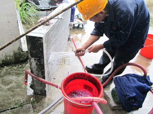 技工正在清洗油冷卻器